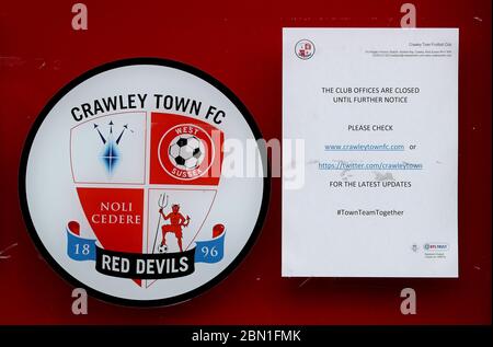 Vue sur un panneau de bureaux fermés au stade de la pension du peuple, domicile de Crawley Town FC. Banque D'Images