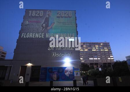 Une image de Florence Nightingale est projetée sur l'hôpital de Guy et St Thomas à Londres pour marquer le 200e anniversaire de la naissance de l'infirmière. Banque D'Images