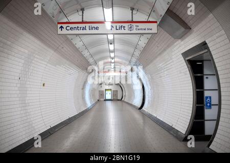 Un couloir vide à la station de métro Tottenham court Road sur le métro de Londres pendant ce qui serait normalement l'heure de pointe en soirée, alors que le Royaume-Uni continue à se verrouiller pour aider à freiner la propagation du coronavirus. Banque D'Images