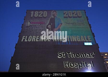 Une image de Florence Nightingale est projetée sur l'hôpital de Guy et St Thomas à Londres pour marquer le 200e anniversaire de la naissance de l'infirmière. Banque D'Images