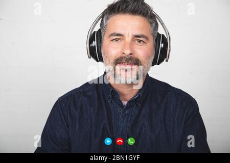 homme discutant dans un appel vidéo sur une plate-forme technologique pendant l'isolement de quarantaine Banque D'Images