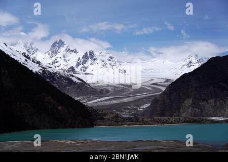 Qamdo. 11 mai 2020. Photo prise le 11 mai 2020 montre un glacier dans le comté de Baxoi, dans la région autonome du Tibet, au sud-ouest de la Chine. Crédit: Zhan Yan/Xinhua/Alay Live News Banque D'Images