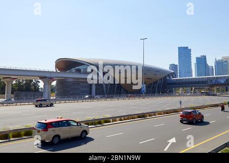 DUBAÏ, ÉMIRATS ARABES UNIS - 22 NOVEMBRE 2019 : vue sur le bâtiment de la station de métro de Dubaï par temps ensoleillé, ciel bleu clair Banque D'Images