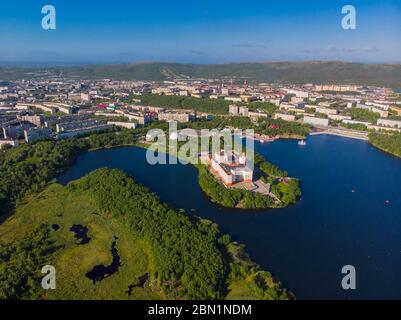 Mourmansk, Russie - 1er juillet 2019 : vue aérienne du parc de vacances de la ville avec lac Semonovskoye. Banque D'Images