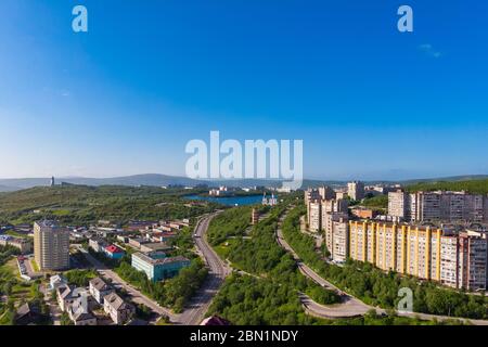 Mourmansk, Russie - 1 juillet 2019 : vue aérienne du mémorial Phare, église et monuments d'ancre, Panorama ville du nord. Port de cargaison golfe de la mer. Banque D'Images