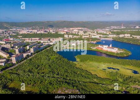 Mourmansk, Russie - 1er juillet 2019 : vue aérienne du parc de vacances de la ville avec lac Semonovskoye. Banque D'Images