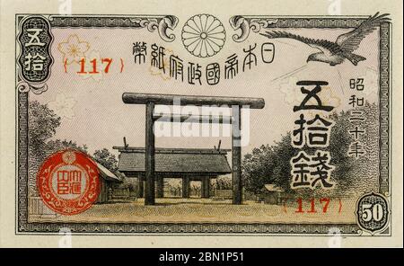 [ années 1940 Japon - 50 Sen Note ] — 50 sen note obverse (五拾銭券表). Dimensions : 65 × 105 mm. Publié: 5 mars 1946 (Showa 21) abandonné: 31 août 1948 (Showa 23) Design: Sanctuaire Yasukuni à Tokyo et kite noire (トビ) billet de banque vintage du XXe siècle. Banque D'Images