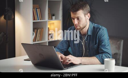 Homme doué travaillant à domicile Banque D'Images