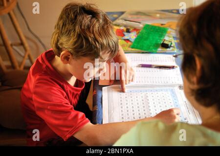 Garçon de 8 ans avec des besoins spéciaux étant à la maison scolaire par un enseignant qualifié, Royaume-Uni 2008 Banque D'Images