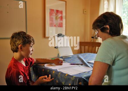 Garçon de 8 ans avec des besoins spéciaux étant à la maison scolaire par un enseignant qualifié, Royaume-Uni 2008 Banque D'Images