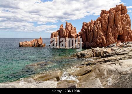 Plage de Rocce Rosse, rochers porphyres rouges d'Arbatax, Tortoli, province d'Ogliastra, Sardaigne, Italie, Europe - 18 mai 2019 Banque D'Images
