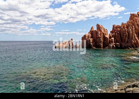 Plage de Rocce Rosse, rochers porphyres rouges d'Arbatax, Tortoli, province d'Ogliastra, Sardaigne, Italie, Europe - 18 mai 2019 Banque D'Images