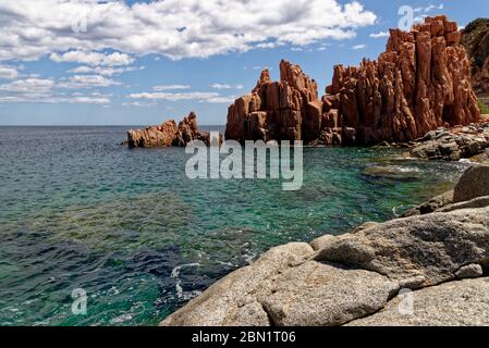 Plage de Rocce Rosse, rochers porphyres rouges d'Arbatax, Tortoli, province d'Ogliastra, Sardaigne, Italie, Europe - 18 mai 2019 Banque D'Images