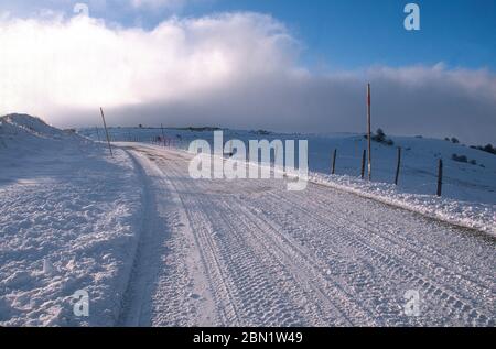 Route gelée en hiver, Auvergne-Rhône-Alpes, France Banque D'Images