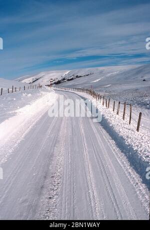 Route gelée en hiver, Auvergne-Rhône-Alpes, France Banque D'Images