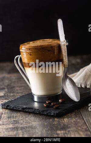 Café de la Dalgona crémeux glacé sur une table en bois Banque D'Images