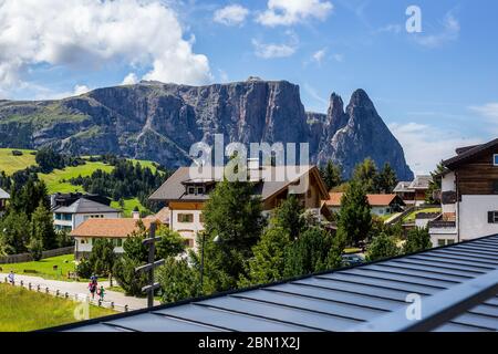 Alpe di Siusi, Italie - 14 août 2019 : vue de Comaptsch avec massif de Schlern et pic de Santner en arrière-plan Banque D'Images