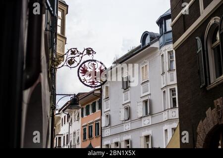 Bolzano, Italie - 13 août 2019 : vue sur les vieux bâtiments colorés de la vieille ville de Bolzano Banque D'Images