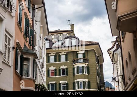 Bolzano, Italie - 13 août 2019 : vue sur les vieux bâtiments colorés de la vieille ville de Bolzano Banque D'Images