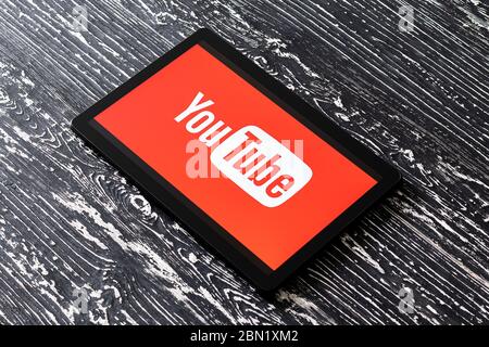 KALUGA, FÉDÉRATION DE RUSSIE - MAI 5 : Tablet Computer sur une table en bois noir avec un réseau social 'YouTube' logo sur l'écran. Le concept de la ligne Banque D'Images