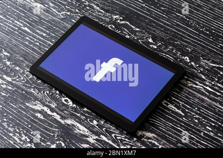KALUGA, FÉDÉRATION DE RUSSIE - MAI 5 : Tablet Computer sur une table en bois noir avec un logo Facebook sur le réseau social. Le concept de onlin Banque D'Images