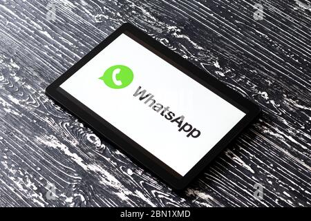 KALUGA, FÉDÉRATION DE RUSSIE - MAI 5 : Tablet Computer sur une table en bois noir avec un messager 'WhatsApp' logo sur l'écran. Le concept de en ligne ent Banque D'Images