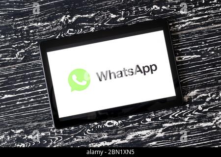 KALUGA, FÉDÉRATION DE RUSSIE - MAI 5 : Tablet Computer sur une table en bois noir avec un messager 'WhatsApp' logo sur l'écran. Le concept de en ligne ent Banque D'Images