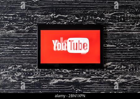 KALUGA, FÉDÉRATION DE RUSSIE - MAI 5 : Tablet Computer sur une table en bois noir avec un réseau social 'YouTube' logo sur l'écran. Le concept de la ligne Banque D'Images