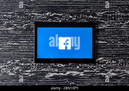KALUGA, FÉDÉRATION DE RUSSIE - MAI 5 : Tablet Computer sur une table en bois noir avec un logo Facebook sur le réseau social. Le concept de onlin Banque D'Images