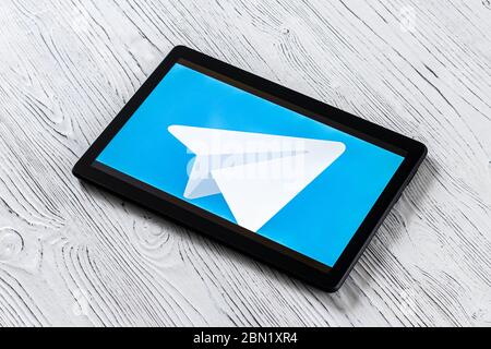 KALUGA, FÉDÉRATION DE RUSSIE - MAI 5 : tablette noire sur une table en bois blanc avec un logo de messager "télégramme" à l'écran. Le concept de onli Banque D'Images