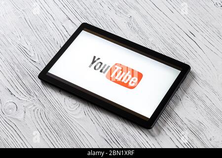 KALUGA, FÉDÉRATION DE RUSSIE - MAI 5 : tablette noire sur une table en bois blanc avec un logo YouTube sur le réseau social. Le concept de Banque D'Images