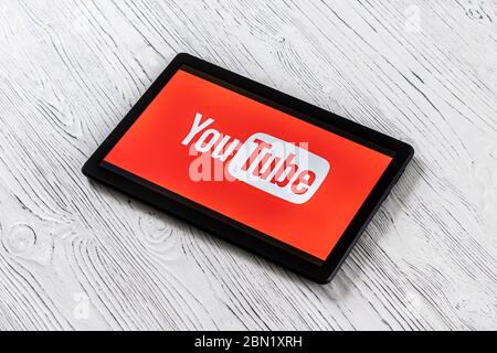 KALUGA, FÉDÉRATION DE RUSSIE - MAI 5 : tablette noire sur une table en bois blanc avec un logo YouTube sur le réseau social. Le concept de Banque D'Images