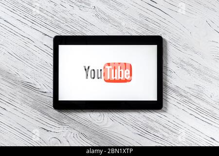 KALUGA, FÉDÉRATION DE RUSSIE - MAI 5 : tablette noire sur une table en bois blanc avec un logo YouTube sur le réseau social. Le concept de Banque D'Images