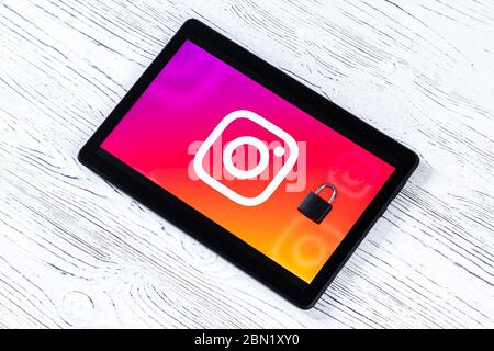 KALUGA, FÉDÉRATION DE RUSSIE - MAI 5 : tablette noire sur une table en bois blanc avec un logo instagram sur le réseau social et une serrure. Banque D'Images