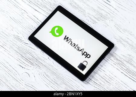 KALUGA, FÉDÉRATION DE RUSSIE - MAI 5 : tablette noire sur une table en bois blanc avec un logo whatsapp Messenger sur l'écran et la serrure. Le confluage Banque D'Images