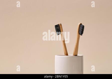Nouvelle brosse à dents écologique et en bambou avec poils en nylon noir Banque D'Images