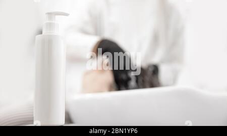 Maquette de bouteille noire pour shampooing cosmétique sur fond blanc simple Banque D'Images