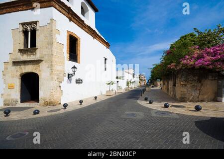 SANTO DOMINGO, RÉPUBLIQUE DOMINICAINE - le 26 juin 2019 : Architecture de quartier colonial de la ville. La Casa de Tostado - 16e siècle bâtiment colonial à restaurer Banque D'Images