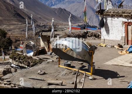 Chauffage solaire parabolique pour la cuisine dans le village de Jharkot au Népal. Himalaya. Banque D'Images