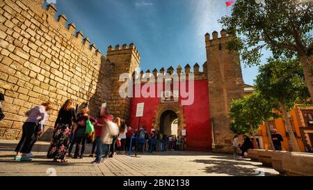 Séville, Espagne - 18 février 2020 - personnes en attente d'entrer dans l'Alcázar royal de Séville avec de beaux détails d'architecture à Séville ci Banque D'Images