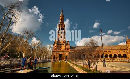 Séville, Espagne - 18 février 2020 - Plaza de Espana / place d'Espagne avec vue sur la Tour du Nord, le canal et les bateaux à rames dans le centre-ville de Séville, Banque D'Images