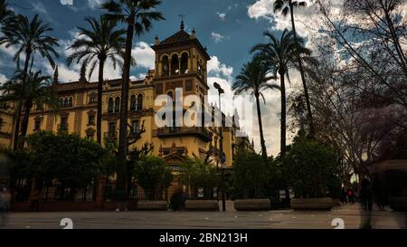 Séville, Espagne - 18 février 2020 - Hôtel Alfonso XIII dans la rue animée de San Fernando dans la ville de Séville. L'hôtel Alfonso XIII a été conçu par Archi Banque D'Images