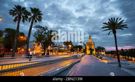 Séville, Espagne - 18 février 2020 - Torre del Oro / Tour d'Or et Guadalquivir à l'heure bleue dans la ville de Séville, Espagne. Banque D'Images