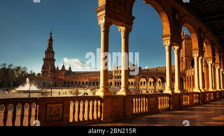 Séville, Espagne - 18 février 2020 - Plaza de España / place d'Espagne avec une belle vue à travers les colonnes dans le centre-ville de Séville, Espagne. Banque D'Images
