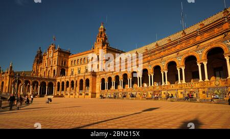 Séville, Espagne - 18 février 2020 - les alcôves provinciales carrelées le long des murs de la Plaza de España /place d'Espagne avec des détai architecturaux colorés Banque D'Images