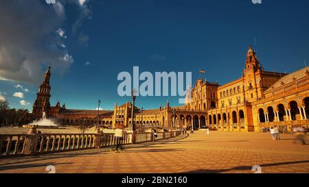 Séville, Espagne - 18 février 2020 - Plaza de España / place d'Espagne du pavillon bâtiments avec de belles caractéristiques d'architecture à Séville ce Banque D'Images