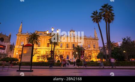 Séville, Espagne - 18 février 2020 - Archives générales des Indes, site classé au patrimoine mondial de l'UNESCO, prises à l'heure bleue, à Séville, Espagne. Banque D'Images
