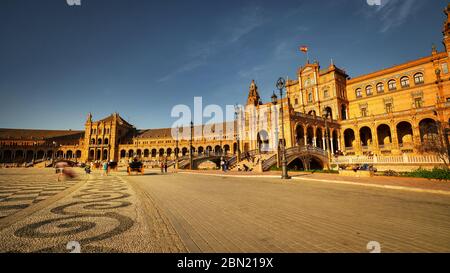 Séville, Espagne - 18 février 2020 - la célèbre place d'Espagne de Séville et sa forme elliptique et touristes visitant, avec de belles caractéristiques d'architecture Banque D'Images