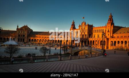 Séville, Espagne - 18 février 2020 - magnifique place de l'Espagne (Plaza de Espana) avec ponts et fontaine Vicente Traver centrée à Séville, Espagne. P Banque D'Images