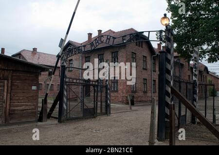 La porte principale du musée Mémorial de l'Holocauste d'Auschwitz avec l'inscription ARBEIT MACHT FREI qui se traduit par « le travail vous libère » Banque D'Images